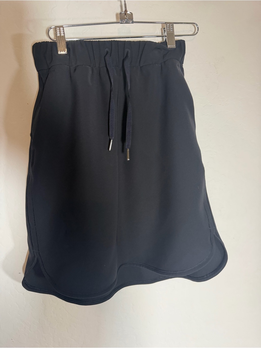 Lululemon On The Fly Skirt Black Drawstring Curved Hem Activewear | Size 4